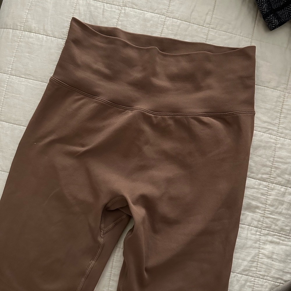 Brown booty scrunch leggings - small